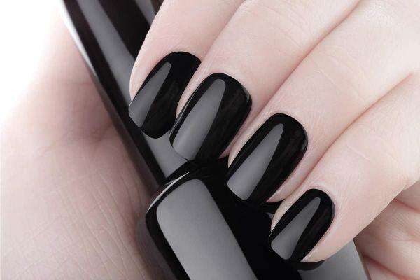 Black nails are edgy and dramatic