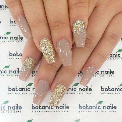 Gold accent nails are a luxurious choice