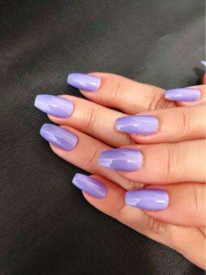 Light purple lavender nails look elegant with a navy blue dress