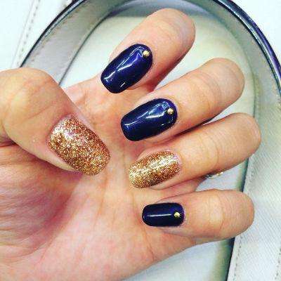 sapphire blue accents to your nails to match your dress perfectly