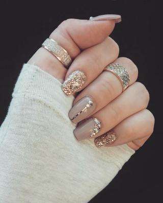 Gold Stones Mob Wife Nails