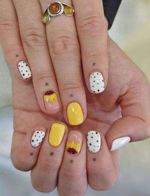 Short Sunflower Nails