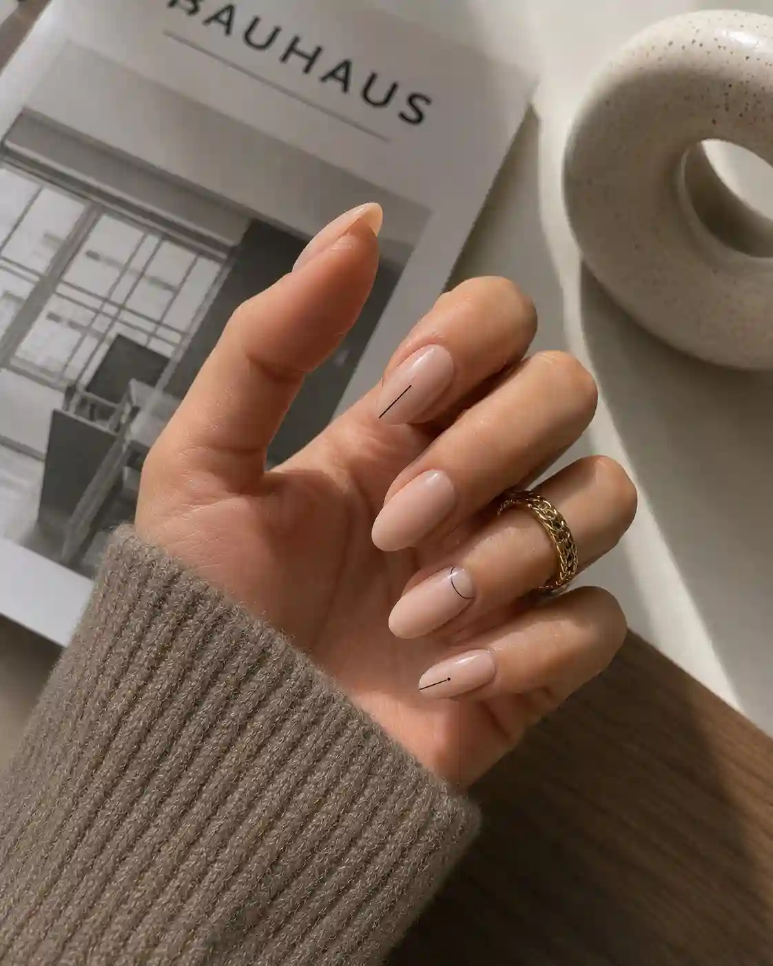 Minimalist Micro-Line Accent